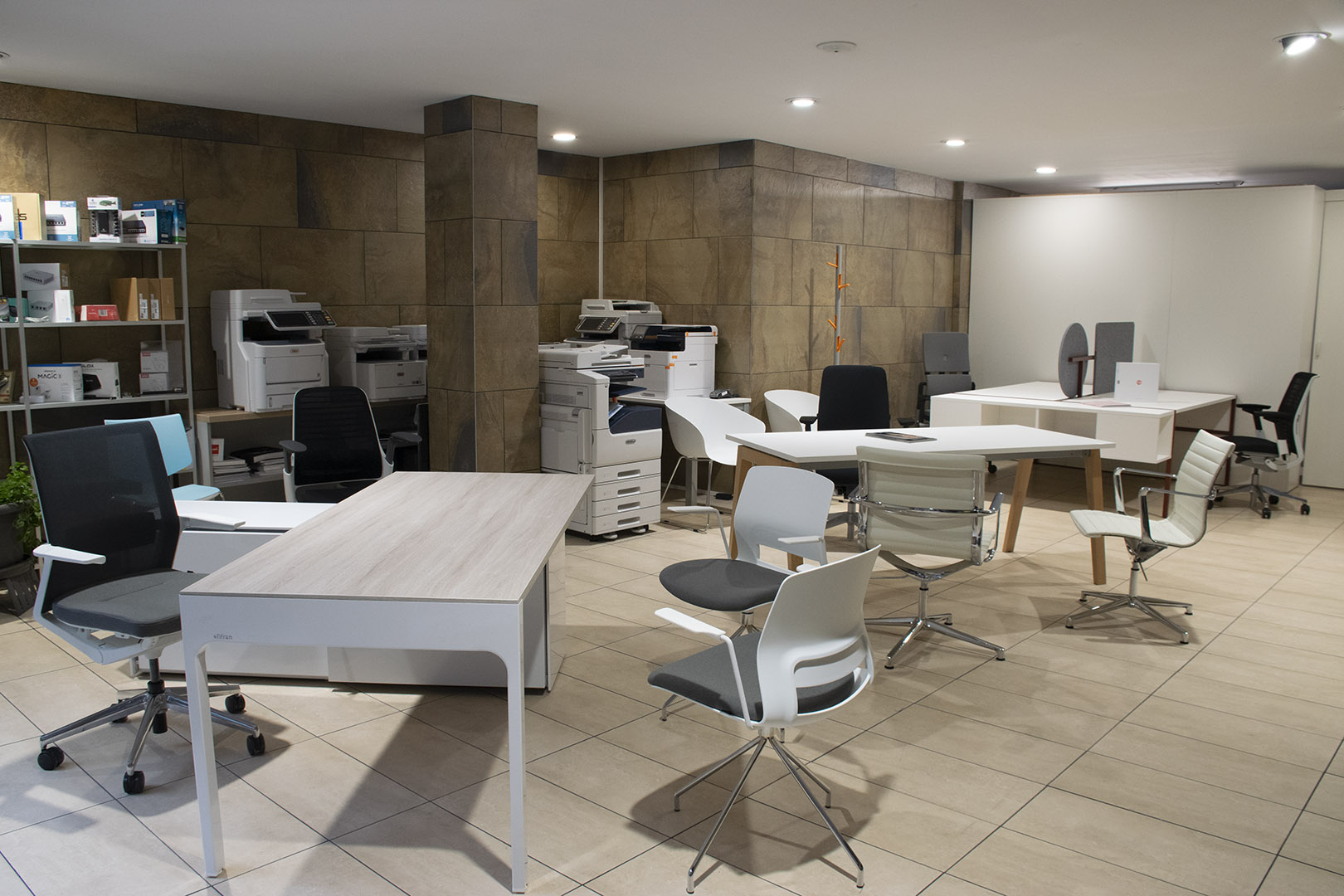Interior d’Infomobel: exposició de mobiliari d’oficina i equips d’impressió